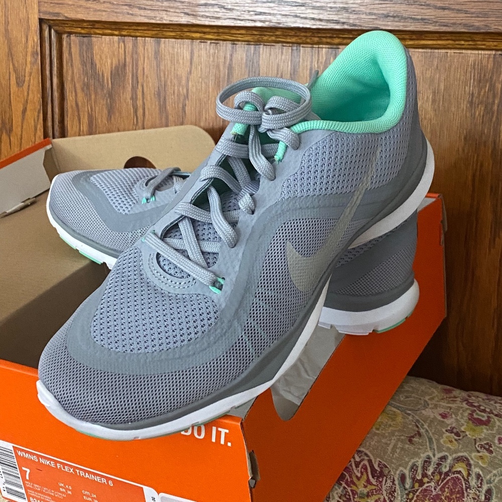 Tennis Shoes - Nike - Women’s Nike Flex Trainers - size 7